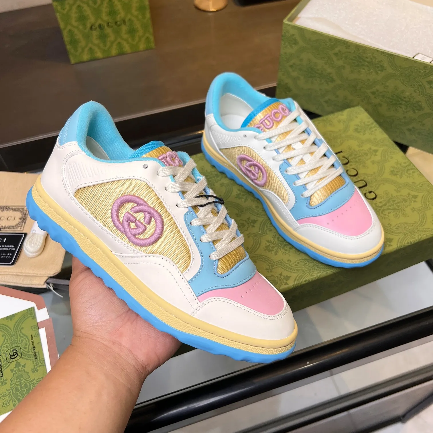 👟👟Ex-factory price 520👟👟 Top version, full styling effect, instant sales of the common practice of soft treading in the market, 💣💣💣Gucci2023 early spring Gucci G home latest hot style MAC80 sports shoes couple style casual retro distressed dirty shoes small dirty shoes small white shoes🌸🌸🌸 original purchase and development Production Gucci MAC80 new hot-selling series. The exquisite and compact interlocking double G logo romantically interprets the aesthetic concept of this series. Made of off-white leather, ▪️Material: original customized imported first-layer cowhide ▪️Inner lining: original customized imported breathable mesh ▪️Outsole: original molded two-color TPU outsole ▪️Sole thickness: 3CM ▪️Size: women's 35-40 / men's 39-45